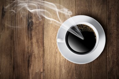 Bir fincan sıcak kahve.