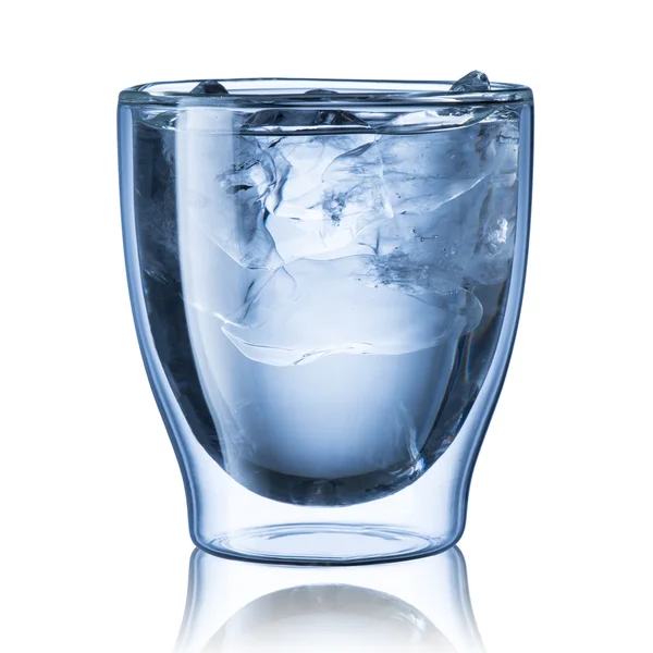 Glas kalten Wassers mit Eis — Stockfoto