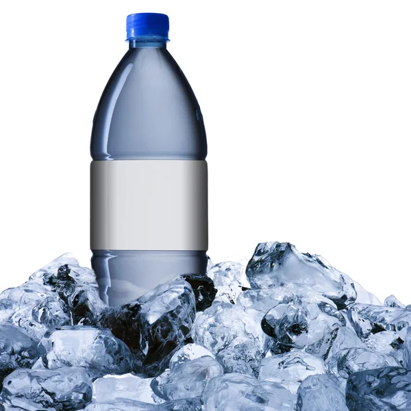 Zimne butelki wody na kostki lodu — Zdjęcie stockowe