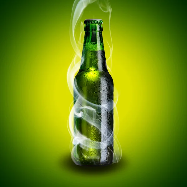 Botella de cerveza fría con humo frío — Foto de Stock