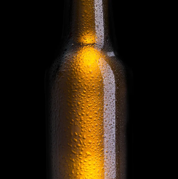 Garrafa fria de cerveja em fundo preto — Fotografia de Stock