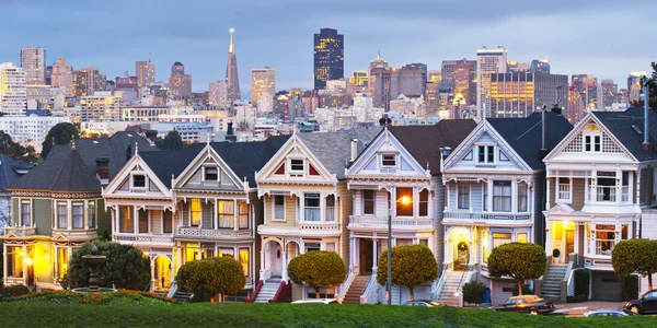 Panorama pohled alamo square při západu slunce. — Stock fotografie