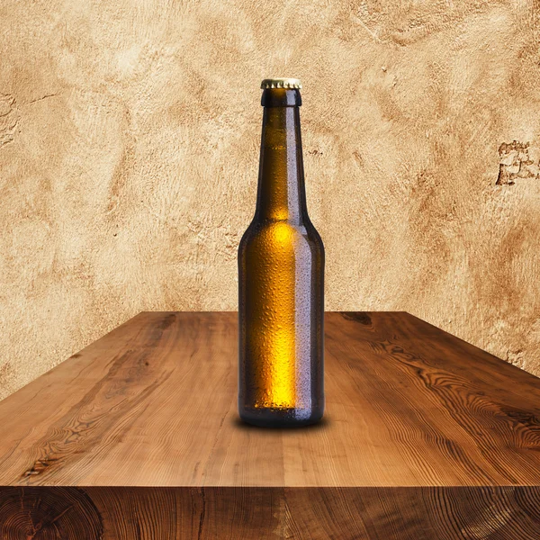Холодна пляшка пива на дерев'яному столі — стокове фото