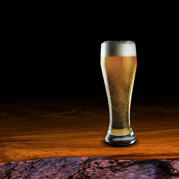 Bicchiere freddo di birra sul tavolo di legno — Foto Stock