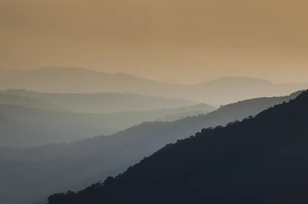 Capas de montaña en Khao Yai, Tailandia . —  Fotos de Stock