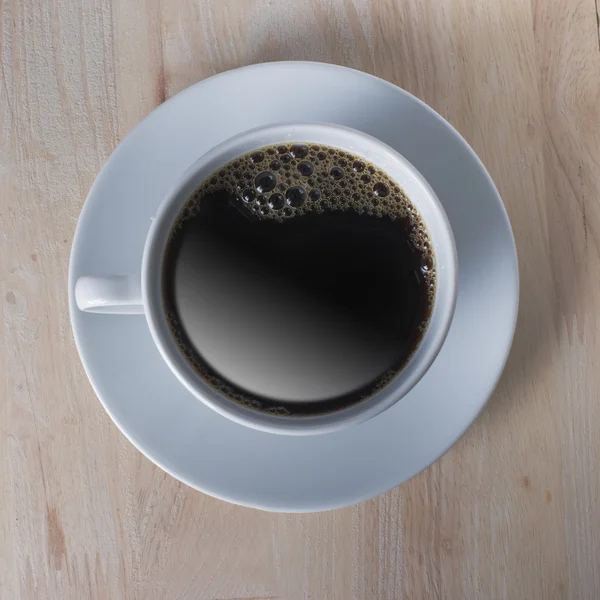 Xícara quente de café na mesa de madeira — Fotografia de Stock