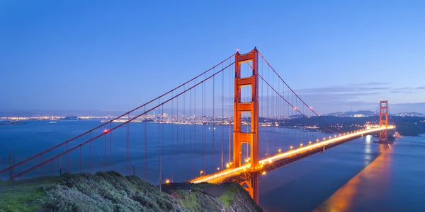 Panorama över golden gate-bron i solnedgången — Stockfoto