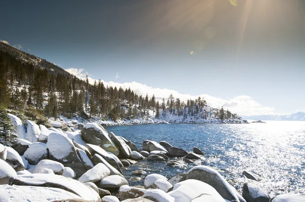 Lago Tahoe en el cielo azul claro — Foto de Stock