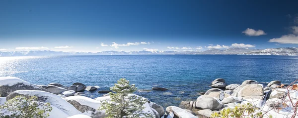 Lake tahoe üzerine açık mavi gökyüzü