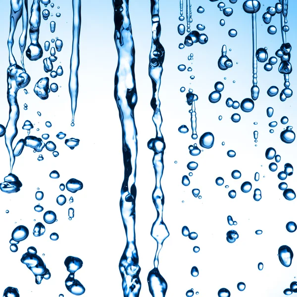 Stroom van water en waterdruppels — Stockfoto