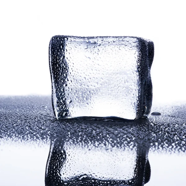 Cubo di ghiaccio con goccioline d'acqua — Foto Stock
