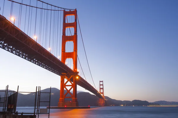 Golden gate brug van nachttijd — Stockfoto