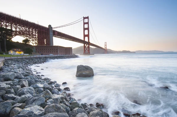 Golden Gate Novia al atardecer —  Fotos de Stock