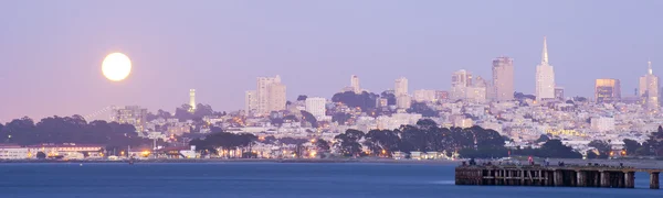 Ay yükselişi ile san francisco Finans Merkezi Panoraması — Stok fotoğraf