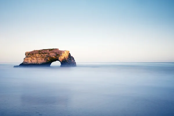 天然石桥岩在圣克鲁斯海滩 — 图库照片