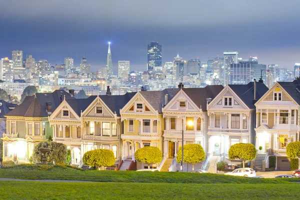 Alamo square in schemerlicht — Stockfoto