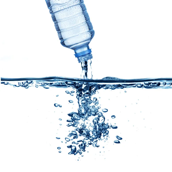 Acqua dalla bottiglia d'acqua — Foto Stock