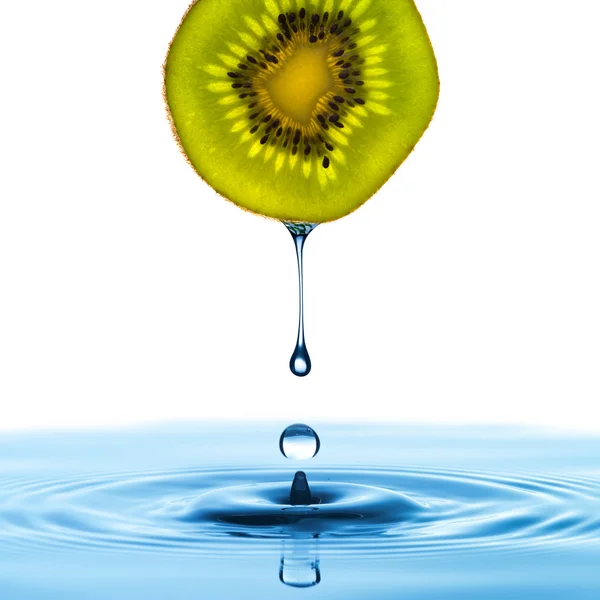 Kapka vody z kiwi ovocné řezy — Stock fotografie