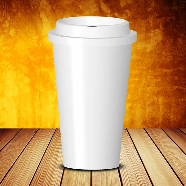 Унесите чашку кофе на деревянный стол — стоковое фото