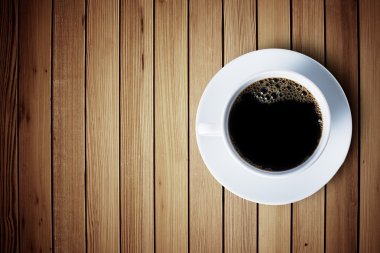 ahşap masa üzerinde sıcak kahve