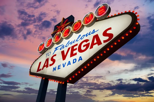 Bienvenido a Las Vegas letrero de neón al atardecer — Foto de Stock