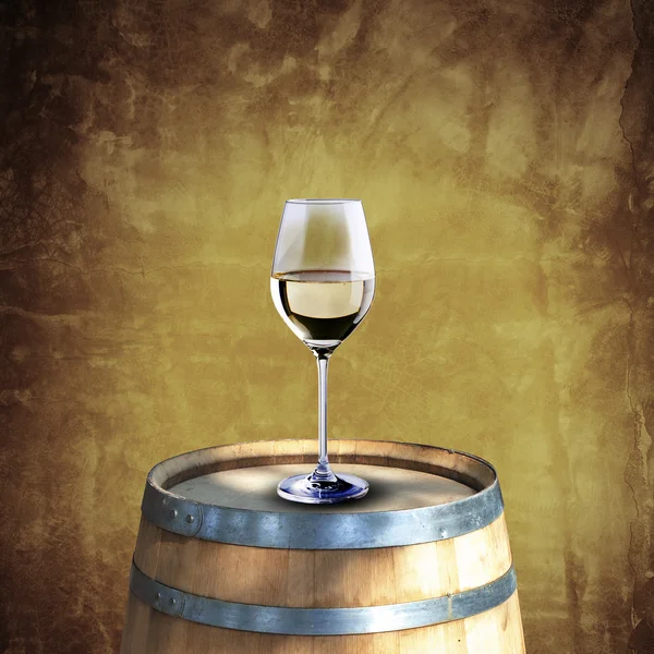 Sticlă de vin alb pe butoi de lemn — Fotografie, imagine de stoc