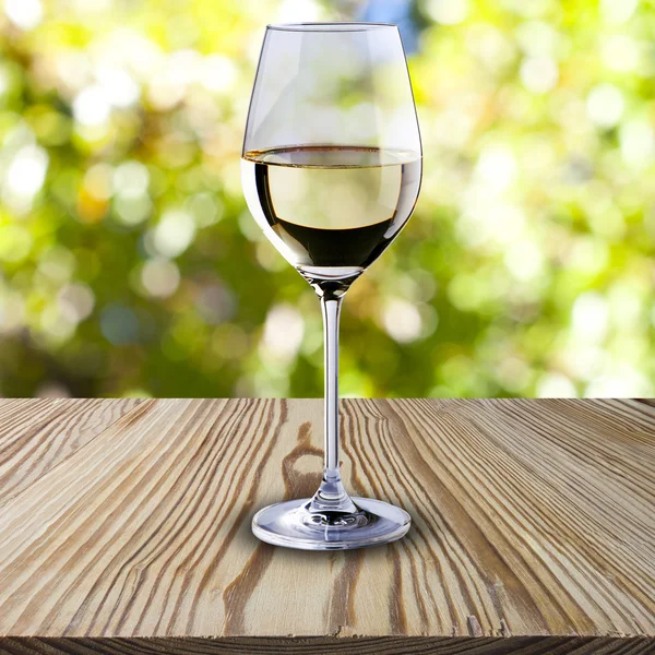 Vinho branco na mesa de madeira — Fotografia de Stock