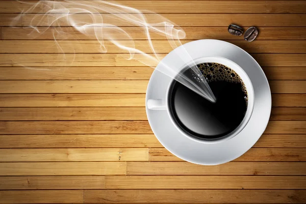 Tasse chaude de café sur table en bois — Photo