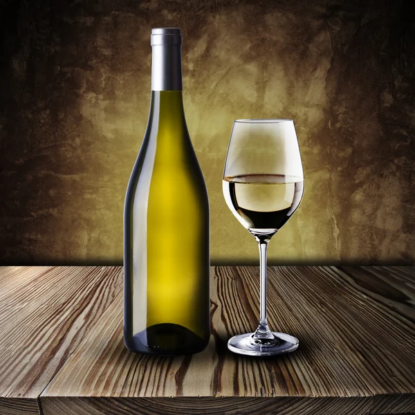 Flaska och glas vitt vin — Stockfoto