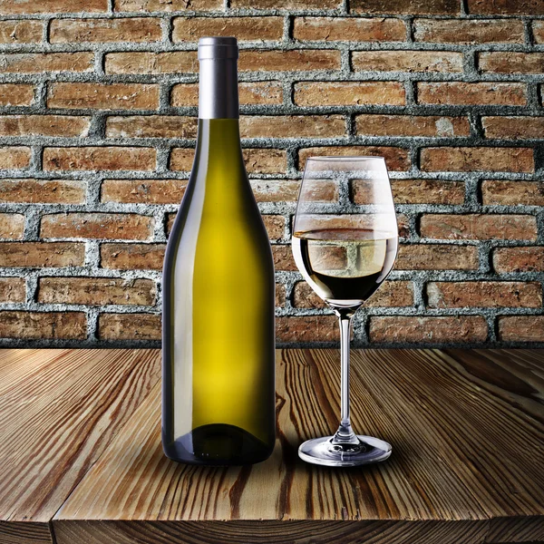 Flaska och glas vitt vin — Stockfoto