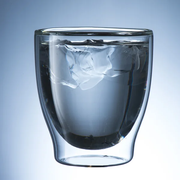 氷と冷たい水のガラス — ストック写真