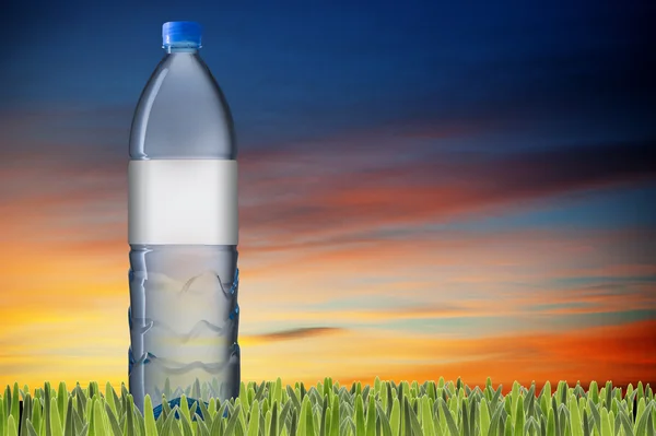 Пляшка питної води — стокове фото