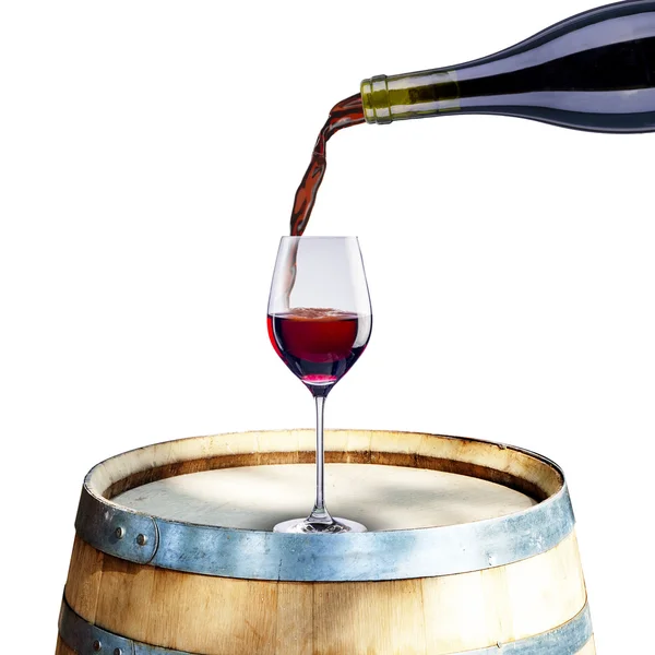 Červené víno nalijeme z láhve sklo — Stock fotografie