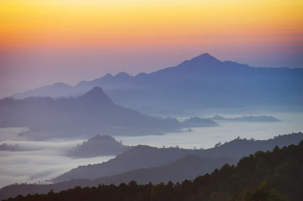 Гора с туманом — стоковое фото