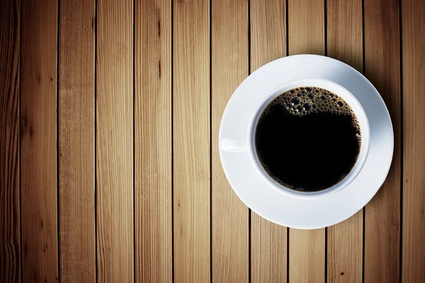 ahşap masa üzerinde sıcak kahve