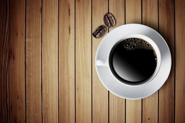 Чашка горячего кофе на деревянном столе — стоковое фото
