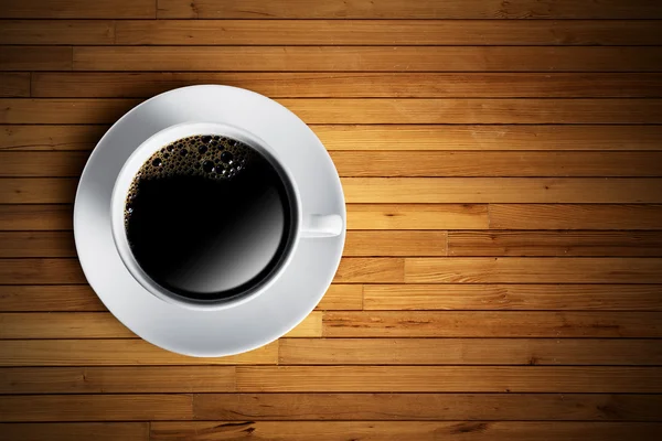 ahşap masa üzerinde sıcak kahve