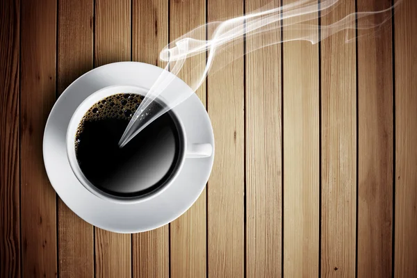 Kopp varmt kaffe på bord av trä — Stockfoto