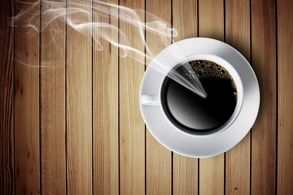 ahşap masa üzerinde sıcak kahve