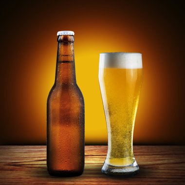 şişe ve bardak soğuk bira