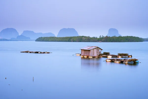 Drijvend huis op oceaan bij de kust van de andaman zee — Stockfoto