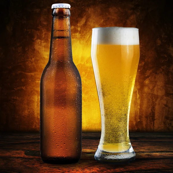 Flasche und Glas kaltes Bier — Stockfoto