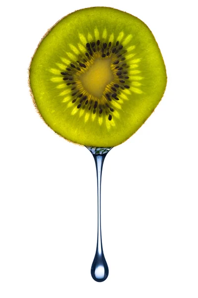 Picătură de apă din felie de fructe kiwi — Fotografie, imagine de stoc