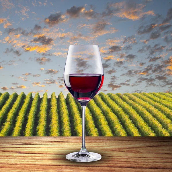 Rotwein im Glas auf naturgemustertem Holztisch — Stockfoto