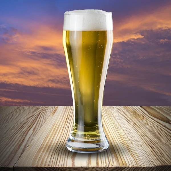 杯天然花纹木桌上的啤酒 — 图库照片