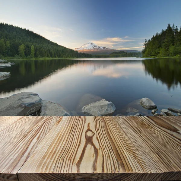 Houten vloer met trilium lake — Stockfoto