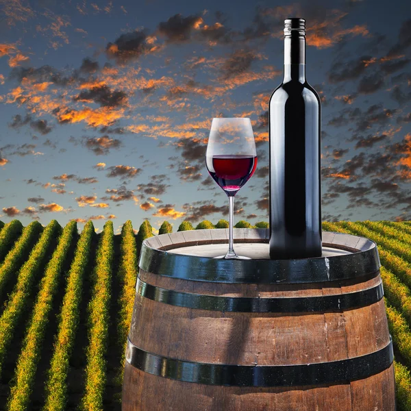Red Wine in glass on wood barrel — Stock Photo, Image