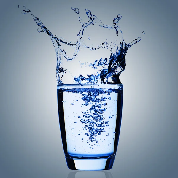 Glas Wasser mit Wasserspritzer — Stockfoto