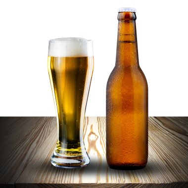 şişe ve bardak soğuk bira