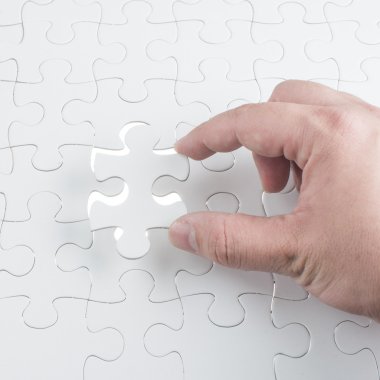 ışık ışıltı ile eksik yapboz parçası